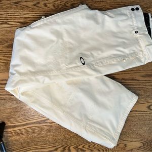Women’s Oakley Size Medium Ski and Snowboard pants